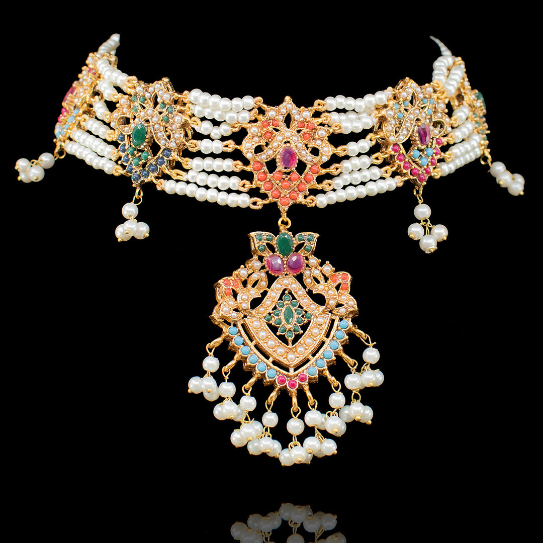 Laela Choker Look